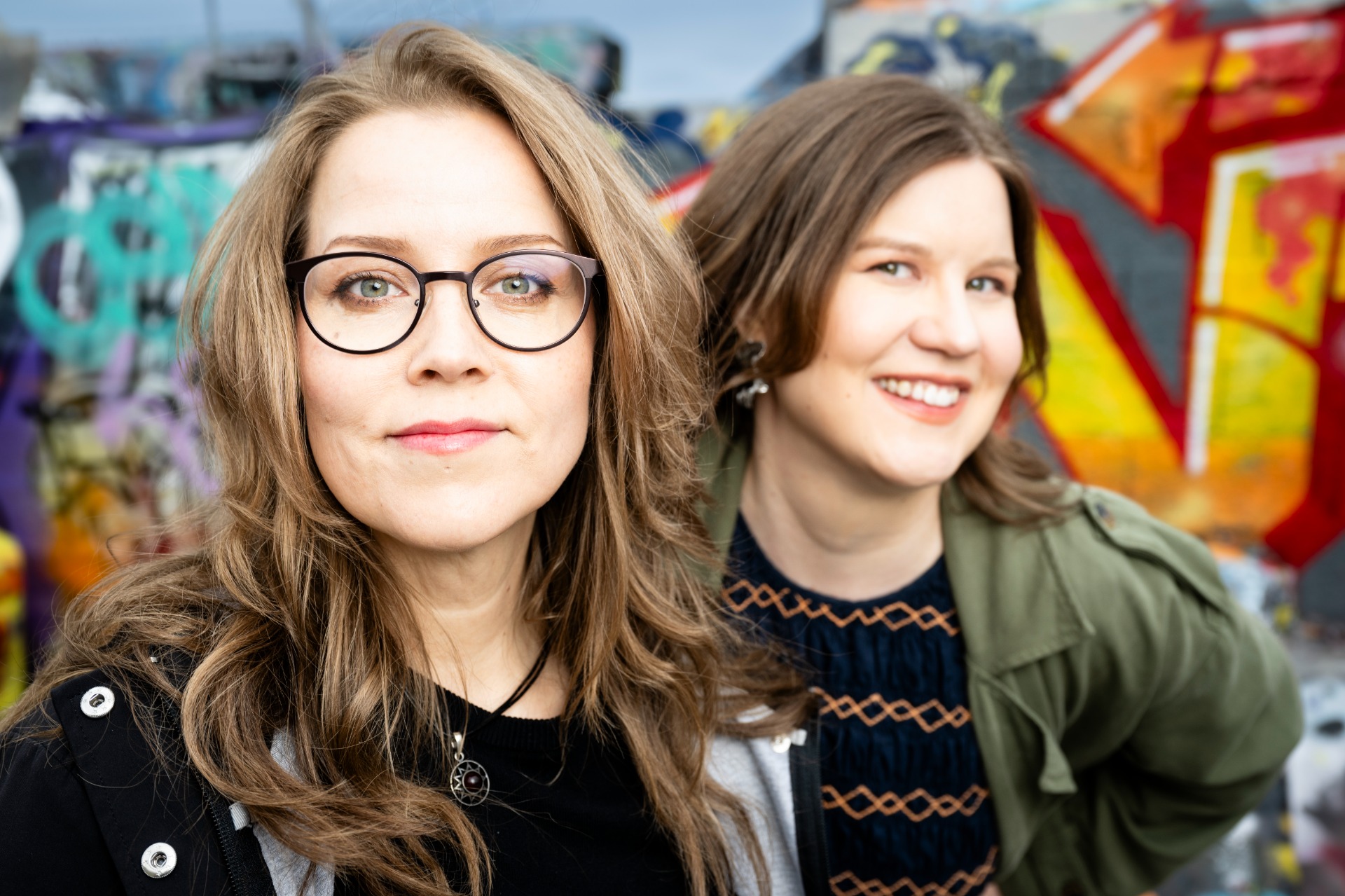 Kuvittaja Maria Makkonen ja kirjailija Elina Rouhiainen. Kuva: Veikko Somerpuro / Tammen kuvapankki